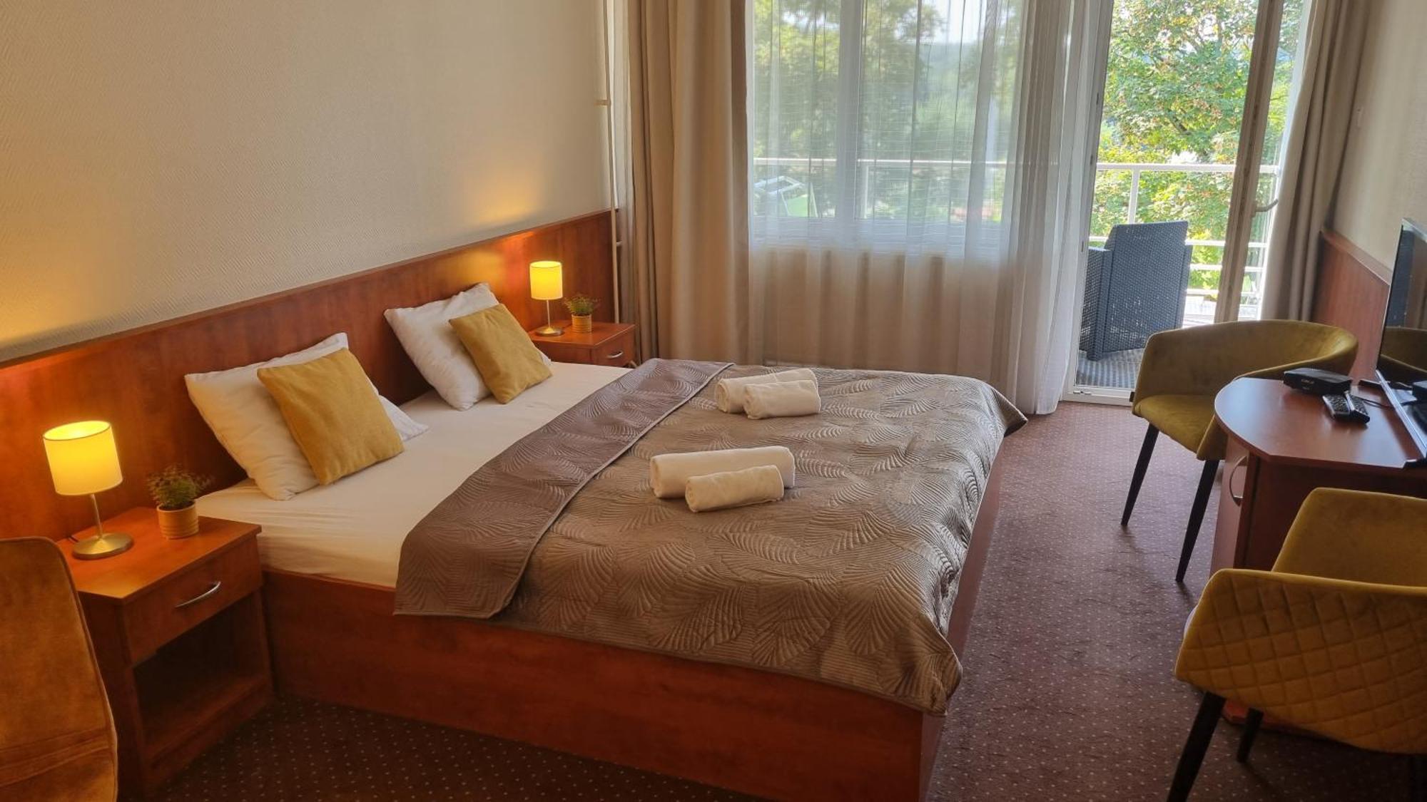 Sport Hotel Tatabánya Buitenkant foto