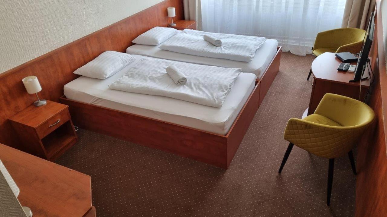 Sport Hotel Tatabánya Buitenkant foto