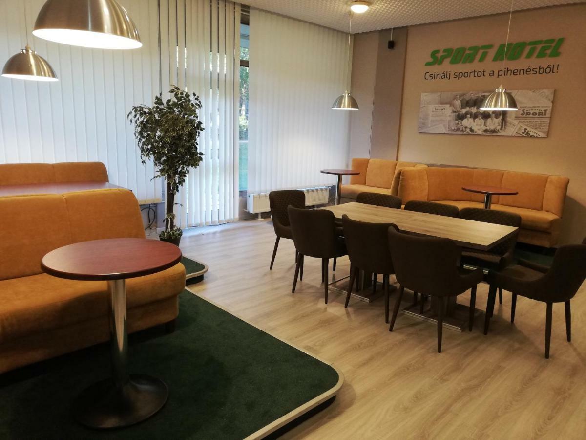 Sport Hotel Tatabánya Buitenkant foto