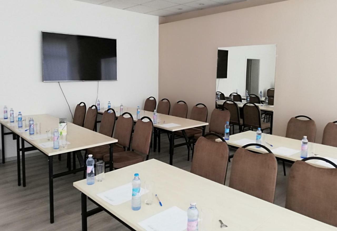 Sport Hotel Tatabánya Buitenkant foto